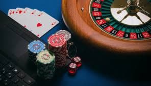 Live dealer spinning European Roulette wheel on biliar